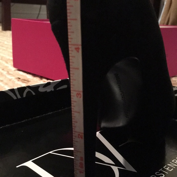Diane von Furstenberg Black Suede Pumps; Sz 6.5 - Picture 6 of 7